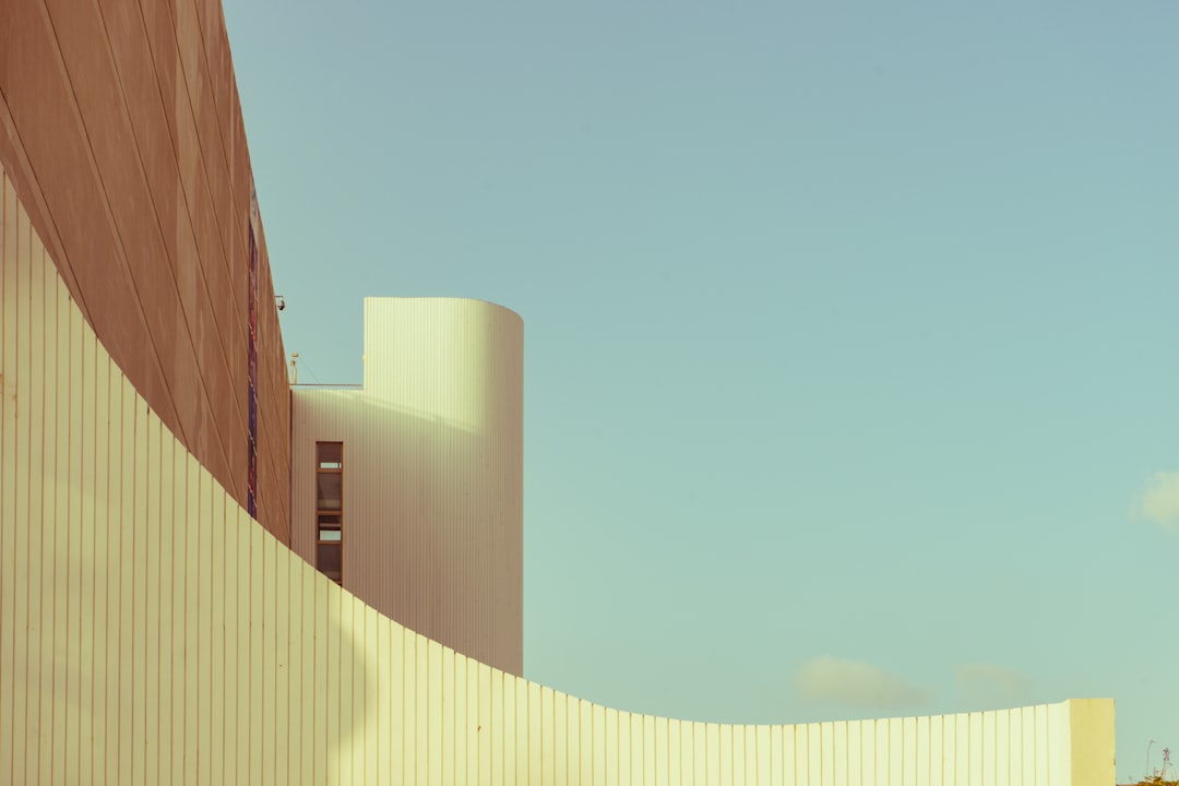 低い視点から捉えた建物のローアングル