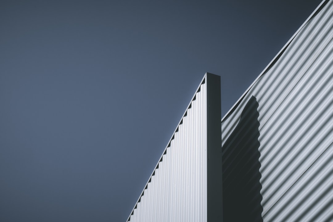 ファサードのディテールを近景で捉えたクローズアップ