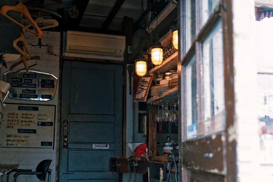 木の扉と椅子のあるカフェ店内