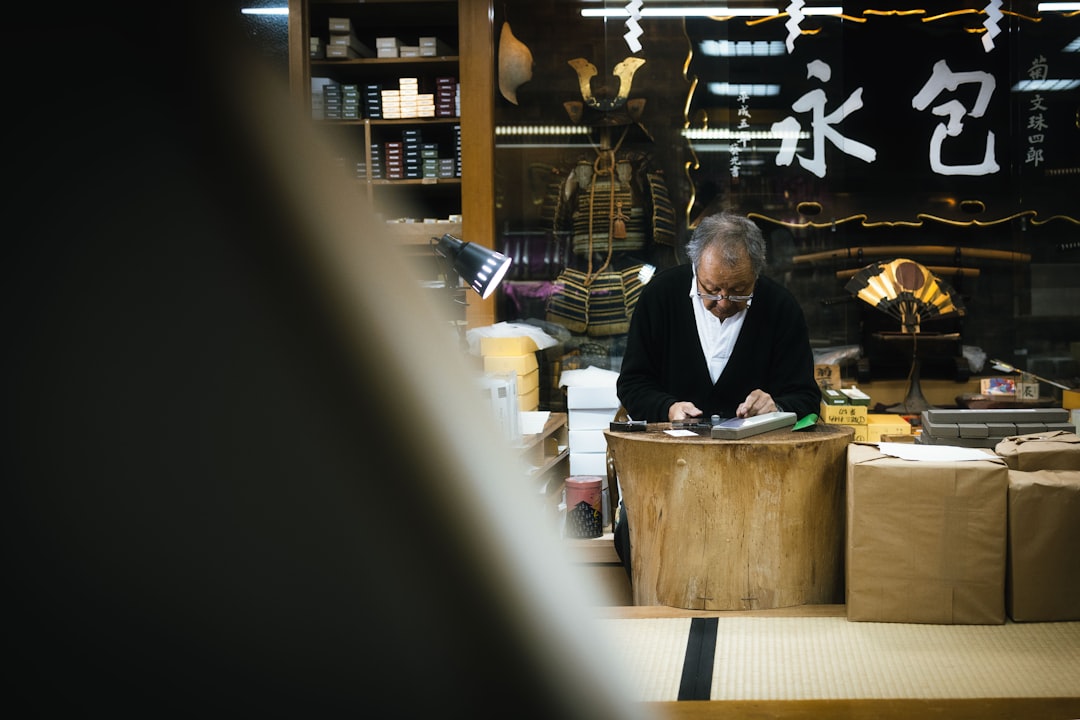 カウンターに向かって丁寧に手を動かす、年配の職人